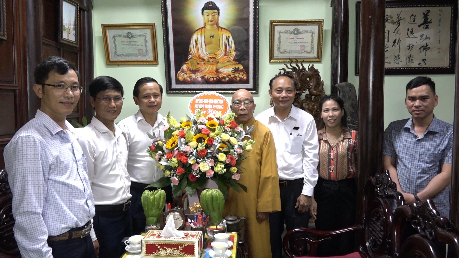 Lãnh đạo huyện Triệu Phong thăm, chúc mừng chức sắc,...