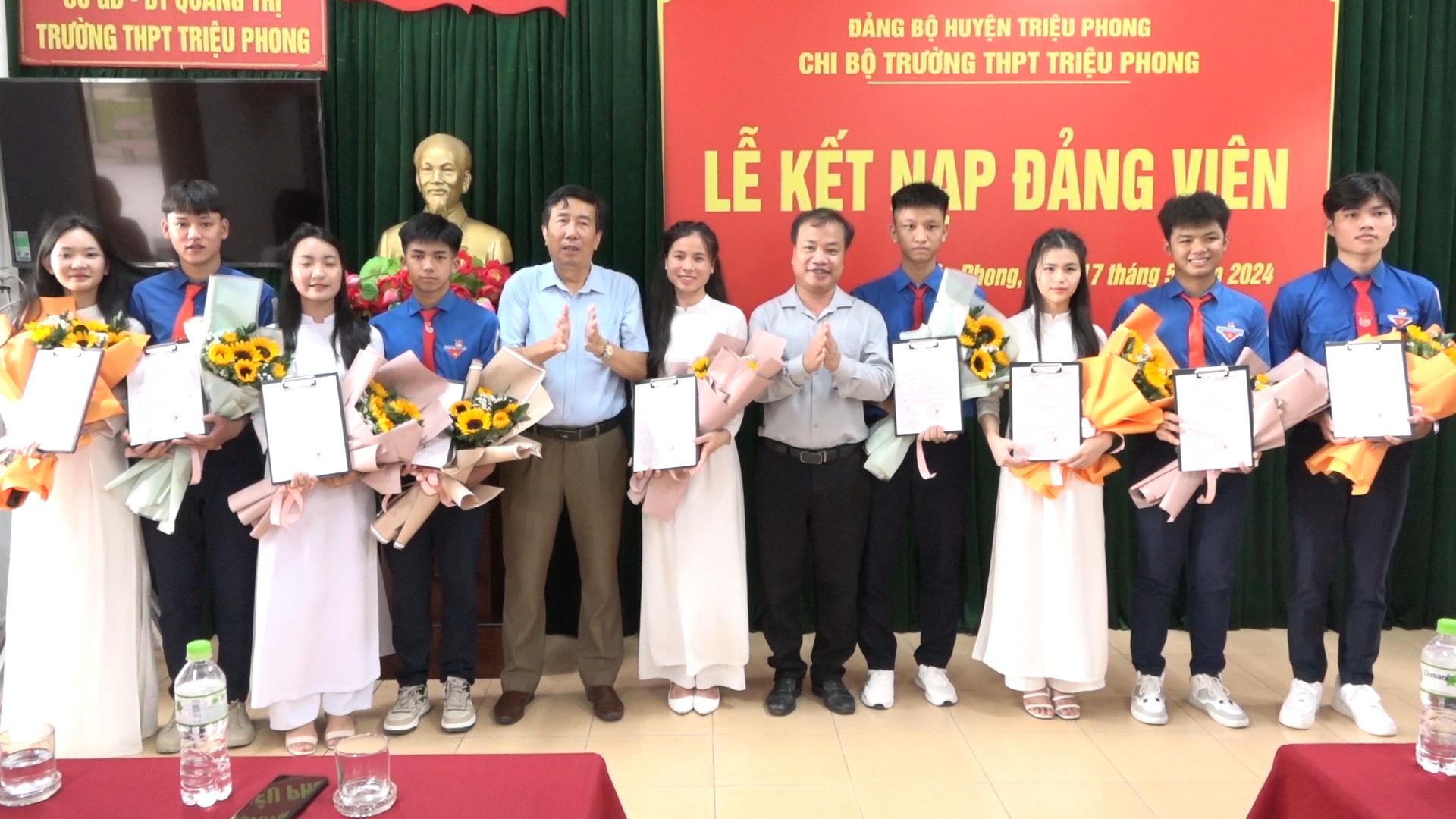 Chi bộ Trường THPT Triệu Phong: Kết nạp 9 đảng viên tuổI 18