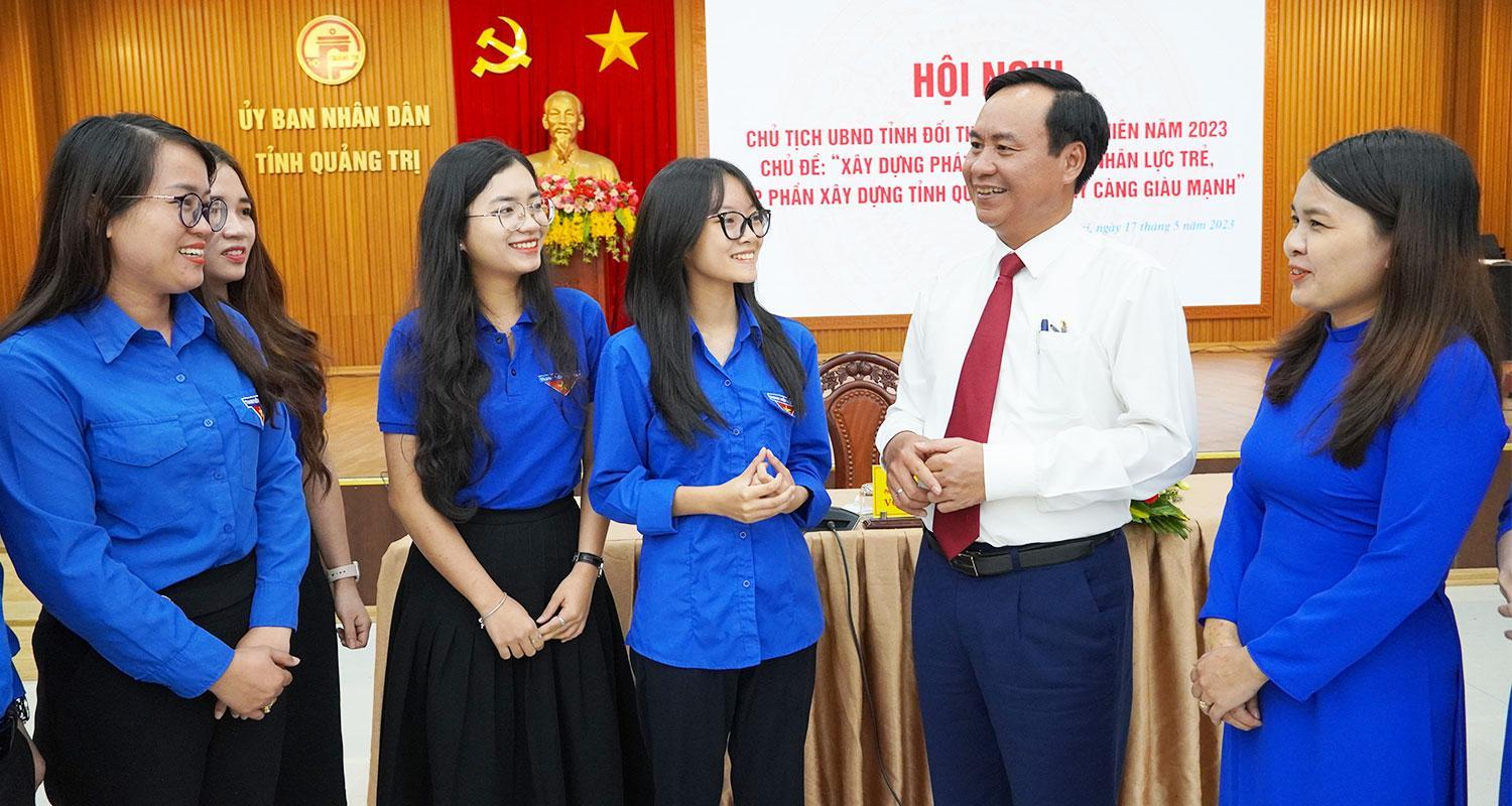 Chủ tịch UBND tỉnh Võ Văn Hưng đối thoại với thanh...