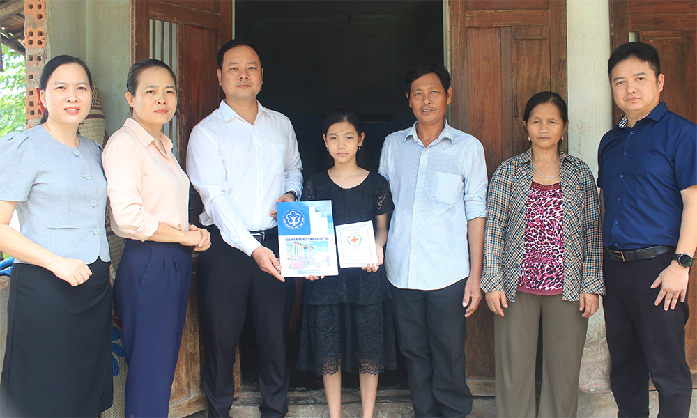 BHXH tỉnh Quảng Trị hỗ trợ em Võ Thị Hoài Luyến số tiền 30 triệu đồng