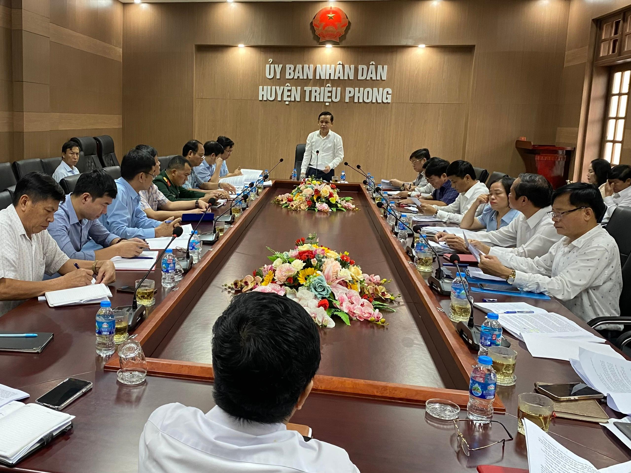 Triệu Phong họp cho ý kiến về Dự thảo báo cáo huyện...