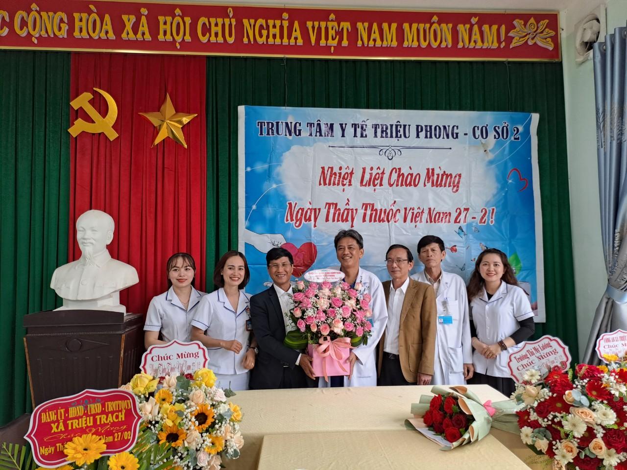 Lãnh đạo huyện thăm, chúc mừng ngành y tế nhân ngày Thầy thuốc Việt Nam