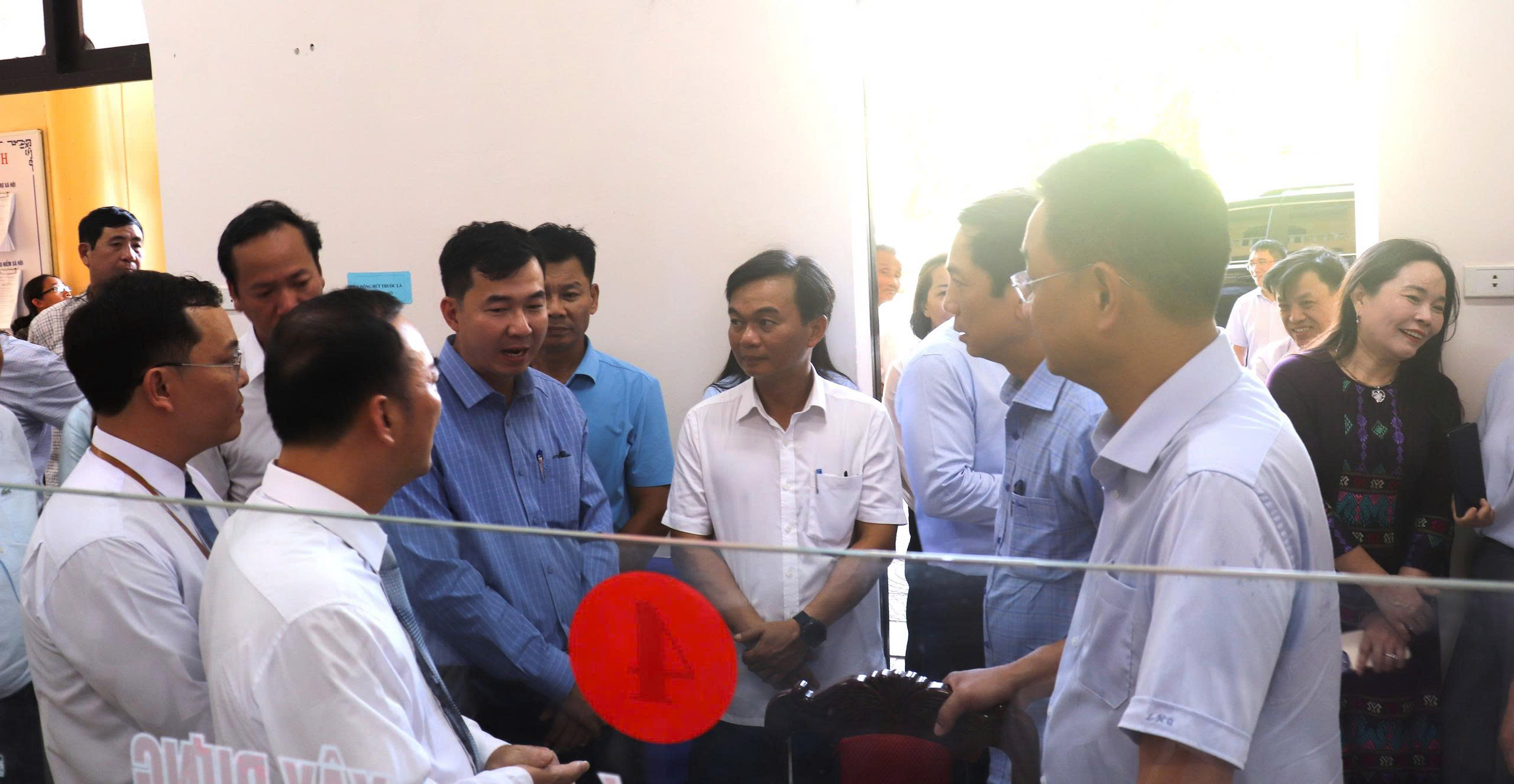 Đồng chí Bí thư Tỉnh ủy Lê Ngọc Quang cùng đoàn kiểm tra việc vận hành Trung tâm phục vụ hành chính công xã Triệu Phong