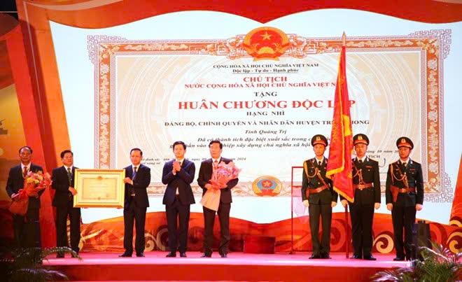 Huyện Triệu Phong đón nhận Huân chương Độc lập hạng Nhì và Bằng công nhận huyện đạt chuẩn nông thôn...