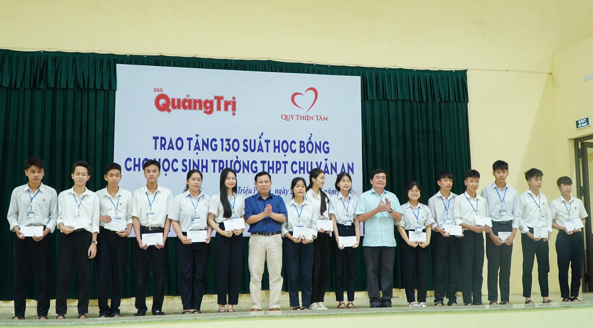 Quỹ Thiện Tâm - Báo Quảng Trị Trao 130 suất học bổng cho học sinh nghèo vượt khó Trường THPT Chu...