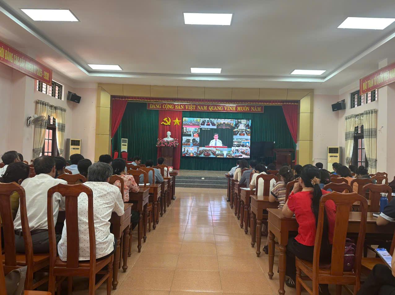 XÃ TRIỆU PHONG TỔ CHỨC TIẾP SÓNG HỘI NGHỊ TRỰC TUYẾN NGHIÊN CỨU, HỌC TẬP, QUÁN TRIỆT VÀ TRIỂN KHAI...