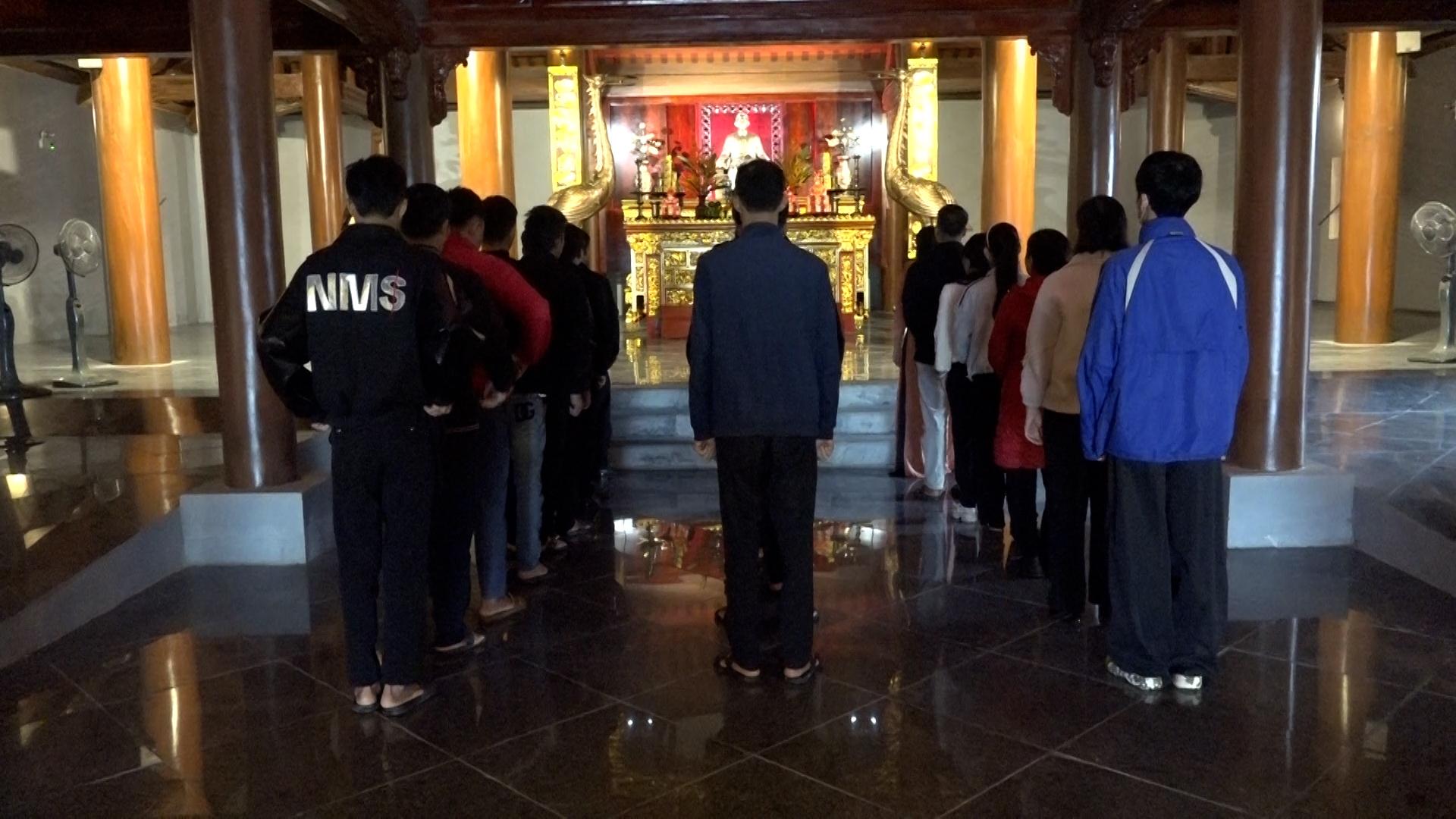 Lớp bồi dưỡng lý luận chính trị cho Đảng viên mới tham quan thực tế tại Khu lưu niêm Tổng Bí thư...