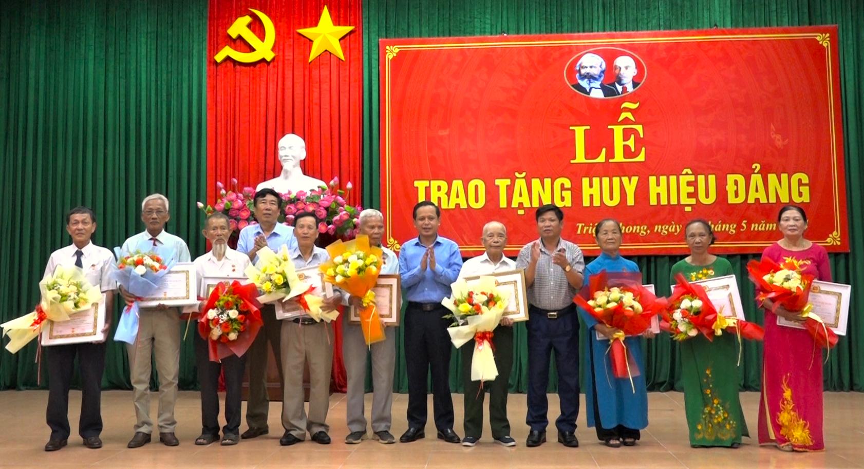 Lễ trao tặng Huy hiệu Đảng