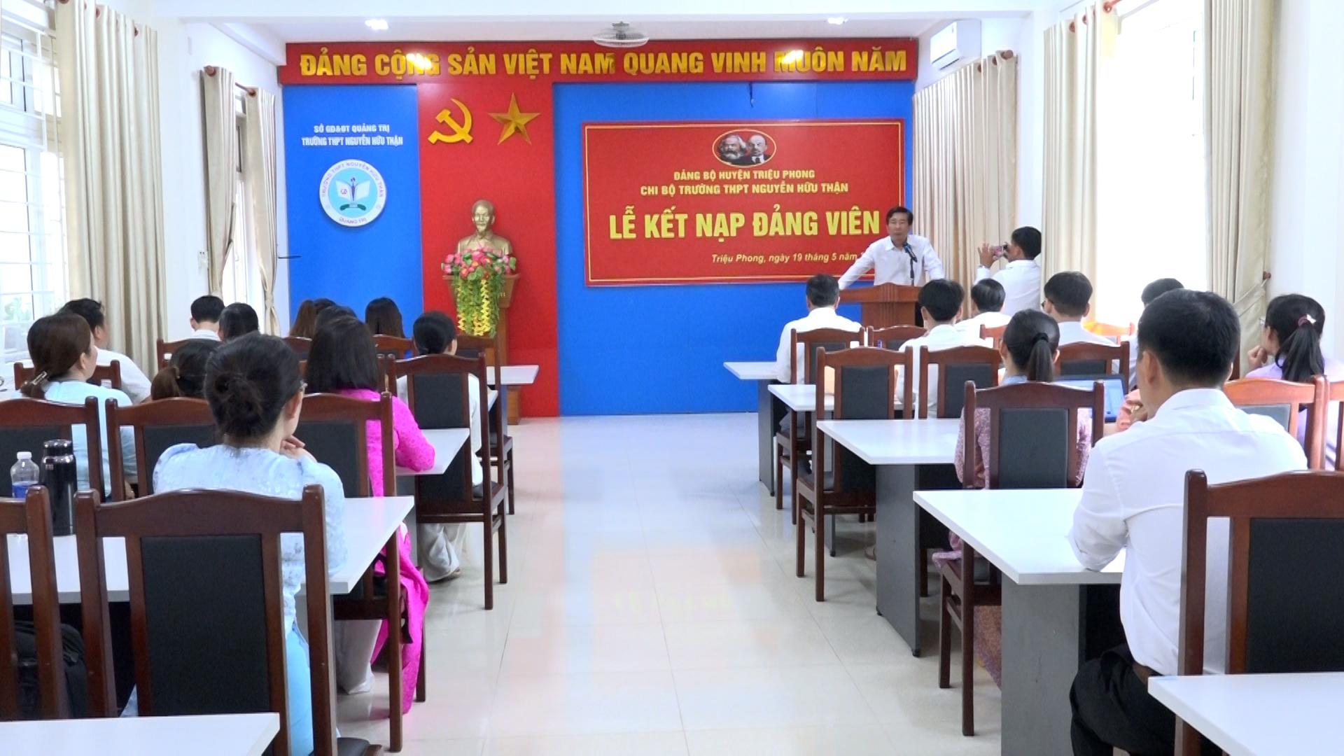 Chi bộ Trường THPT Nguyễn Hữu Thận kết nạp 4 đảng viên là học sinh