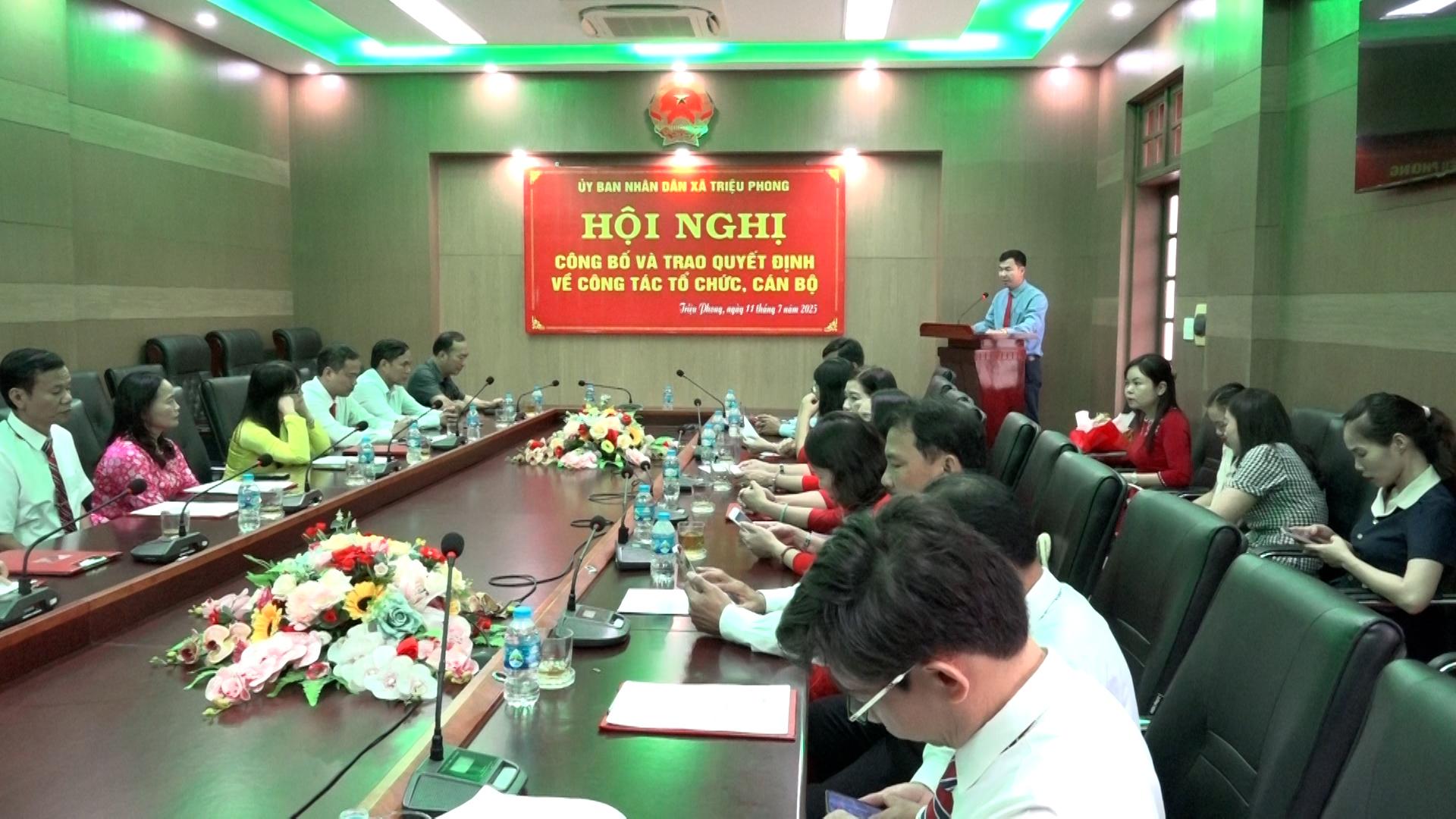 UBND xã Triệu Phong tổ chức công bố và trao quyết định thành lập các trường học và bổ nhiệm cán...
