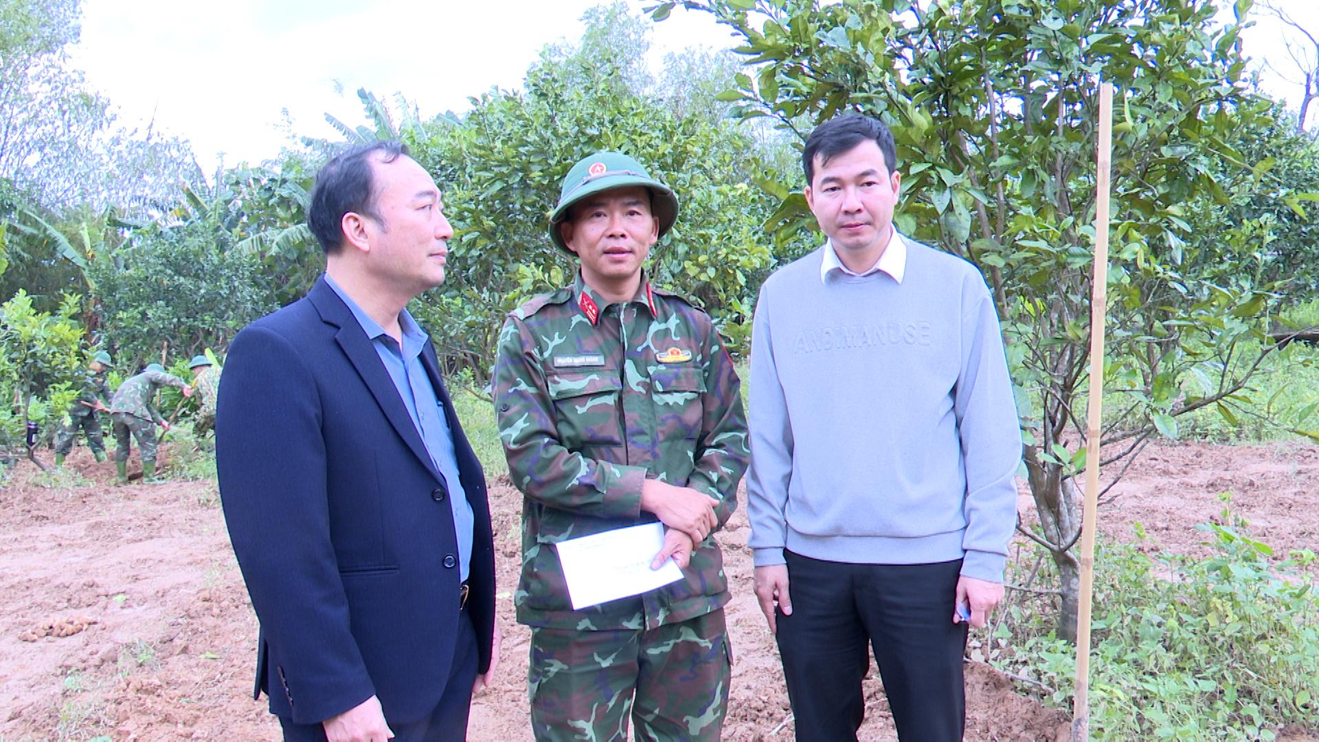 Lãnh đạo xã Triệu Phong thăm hỏi, động viên Đội quy tập hài cốt liệt sĩ tại thôn Thượng Phước, xã...