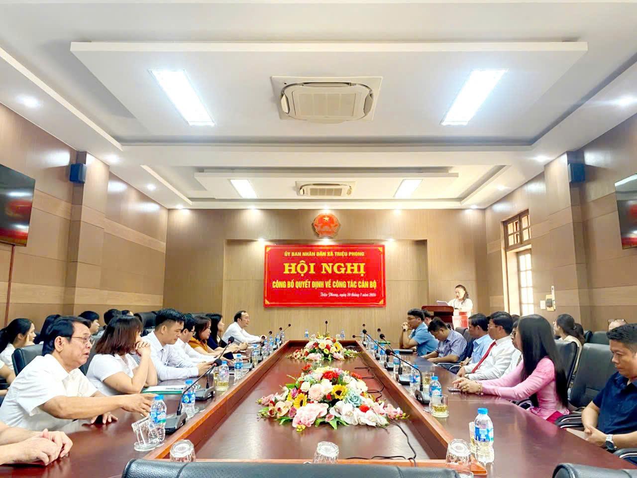 UBND XÃ TRIỆU PHONG TỔ CHỨC HỘI NGHỊ CÔNG BỐ QUYẾT ĐỊNH VỀ CÔNG TÁC CÁN BỘ