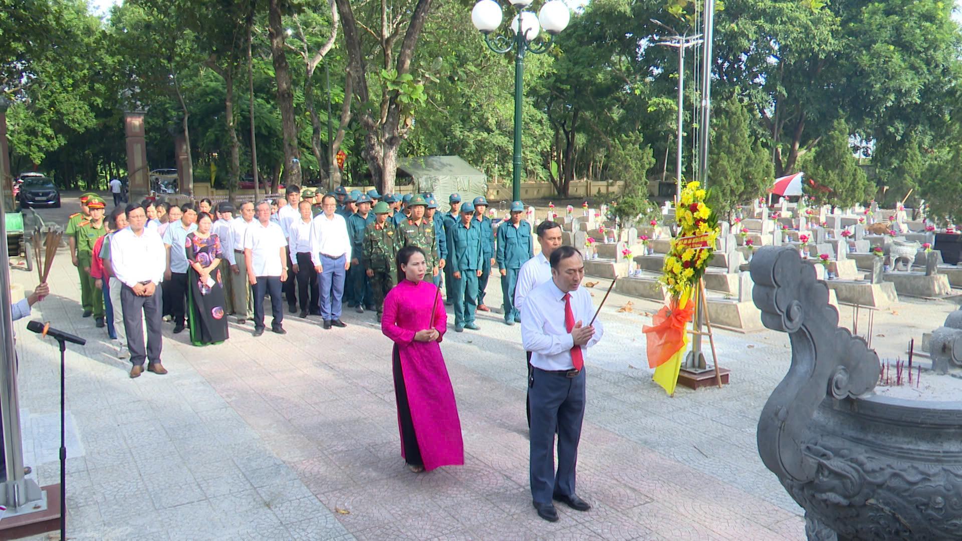 XÃ TRIỆU PHONG TỔ CHỨC LỄ VIẾNG NGHĨA TRANG, NHÀ BIA GHI DANH LIỆT SĨ NHÂN KỶ NIỆM 81 NĂM CÁCH MẠNG...