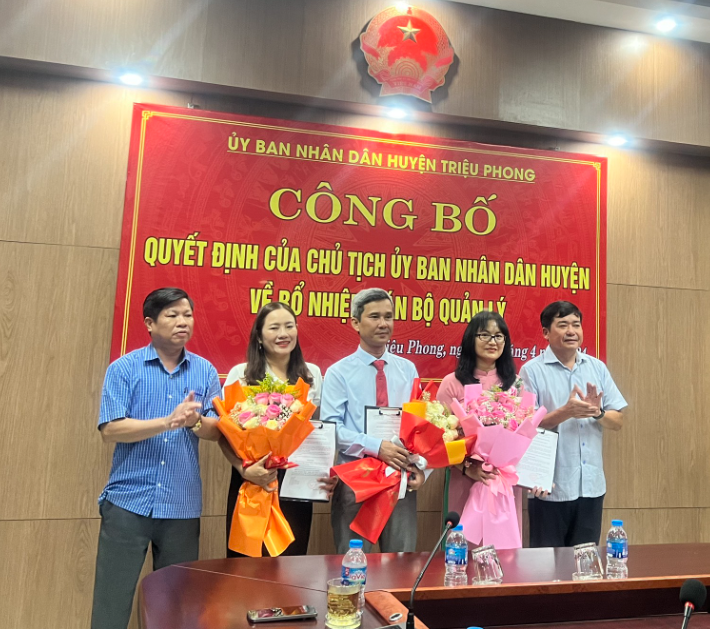 UBND huyện Triệu Phong bổ nhiệm cán bộ quản lý các trường học