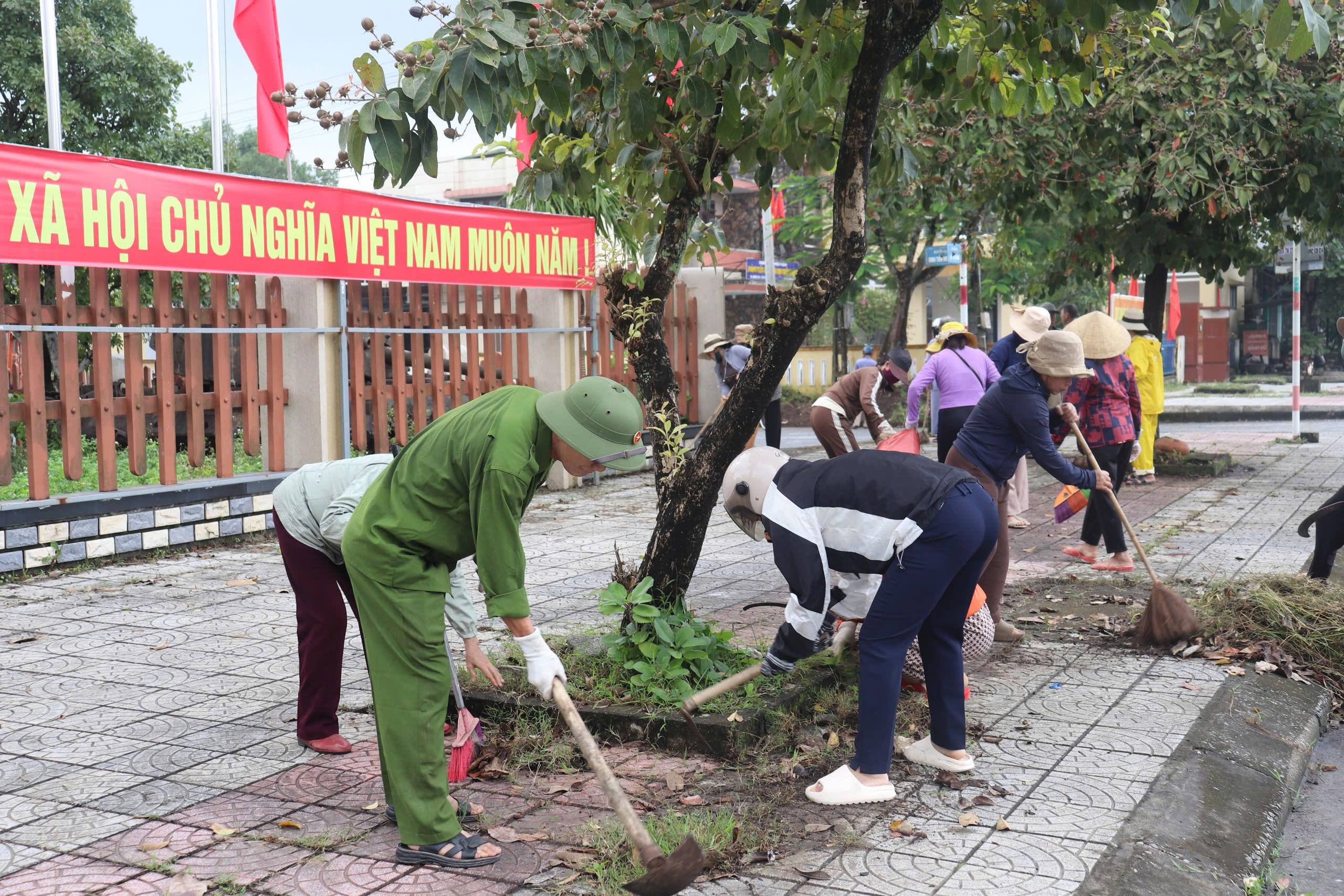 Thị trấn Ái Tử ra quân vệ sinh môi trường, chỉnh trang đô thị