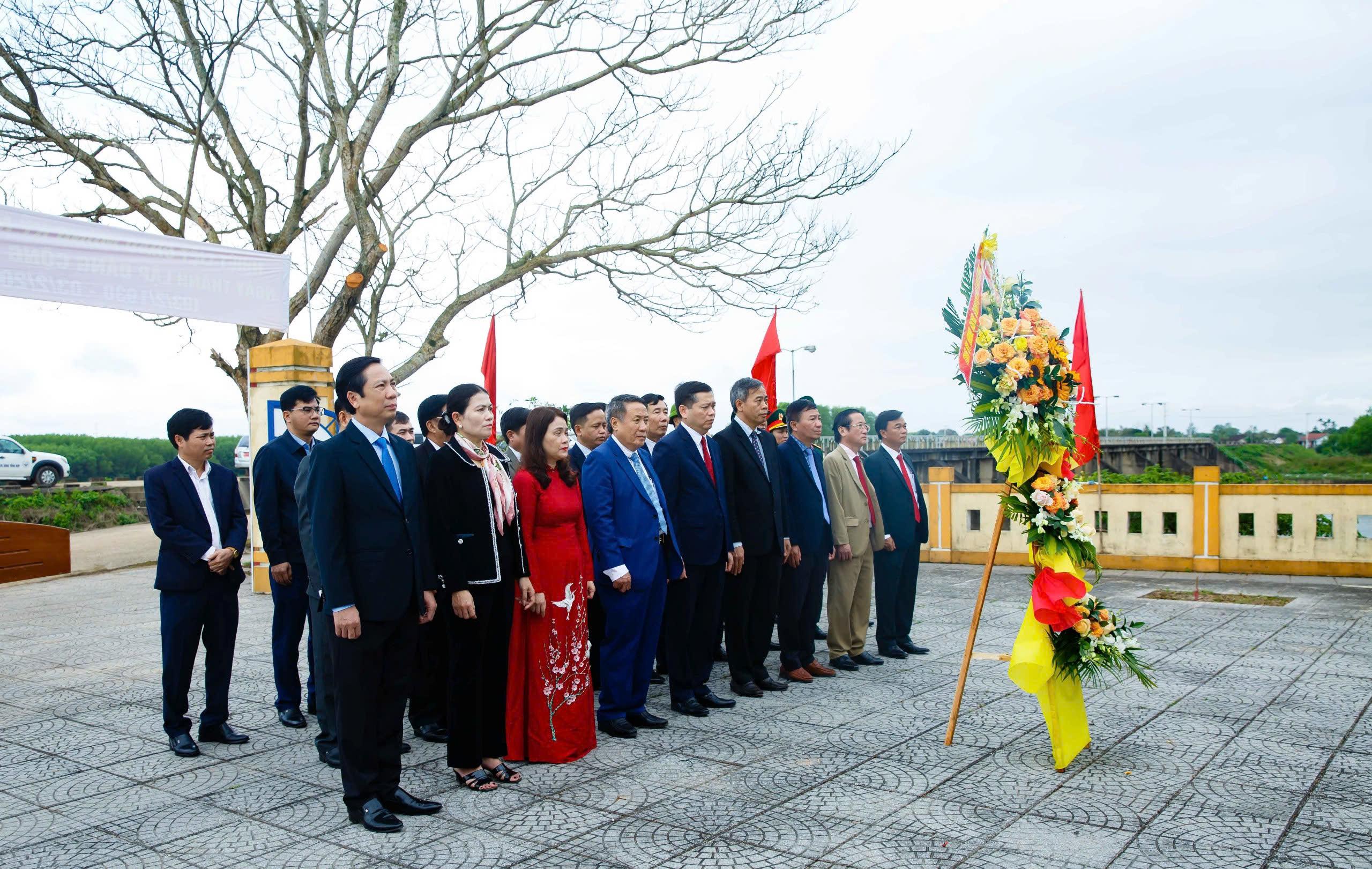 Lãnh đạo tỉnh dâng hoa, dâng hương tại Bia di tích Chi bộ An Tiêm