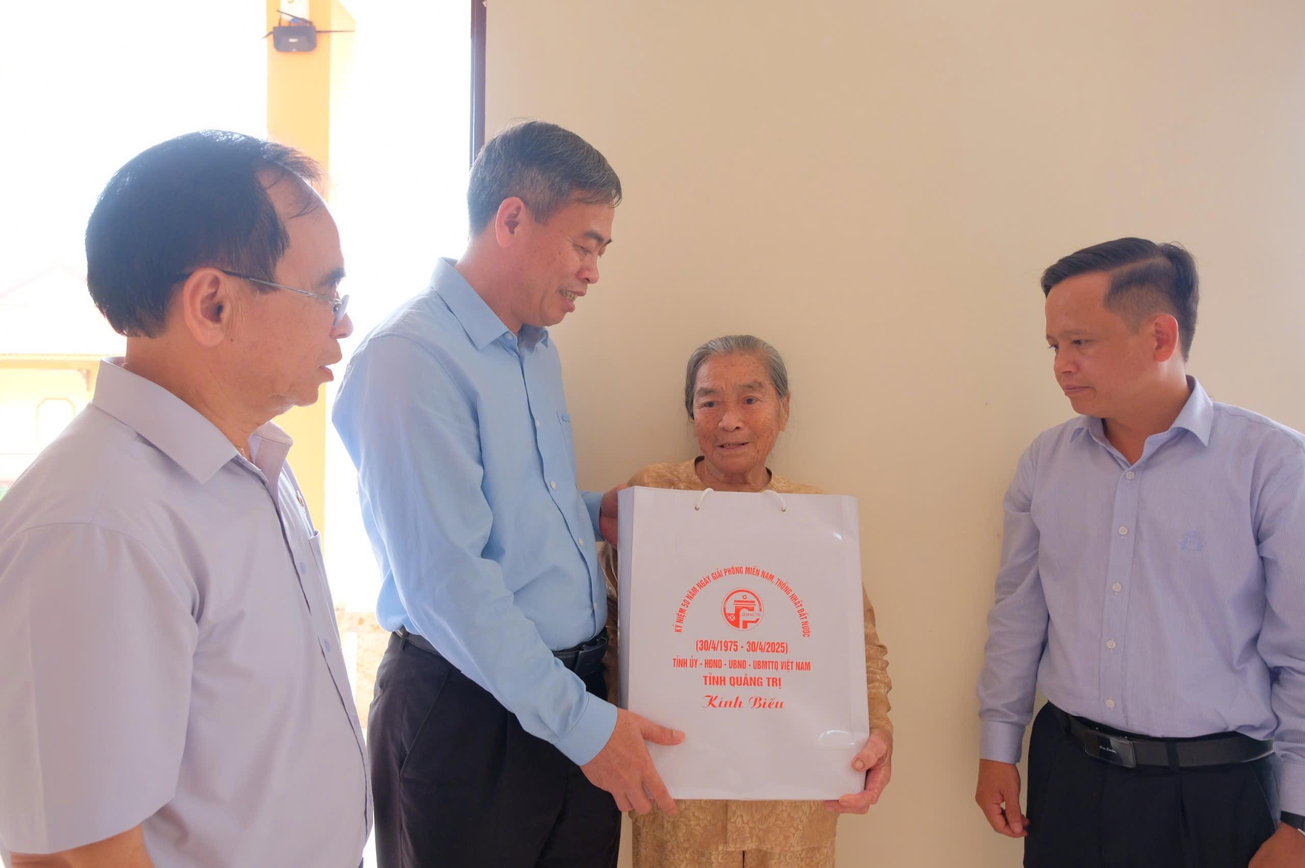 Đồng chí Nguyễn Đăng Quang và đồng chí Hồ Thị Thu Hằng thăm, tặng quà cho gia đình có công với cách...