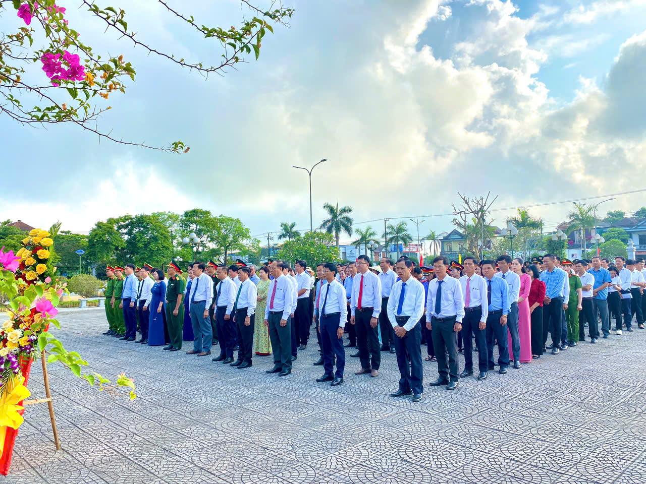 Lễ viếng và tri ân các anh hùng liệt sĩ nhân kỷ niệm 50 năm Ngày giải phóng miền Nam, thống nhất...