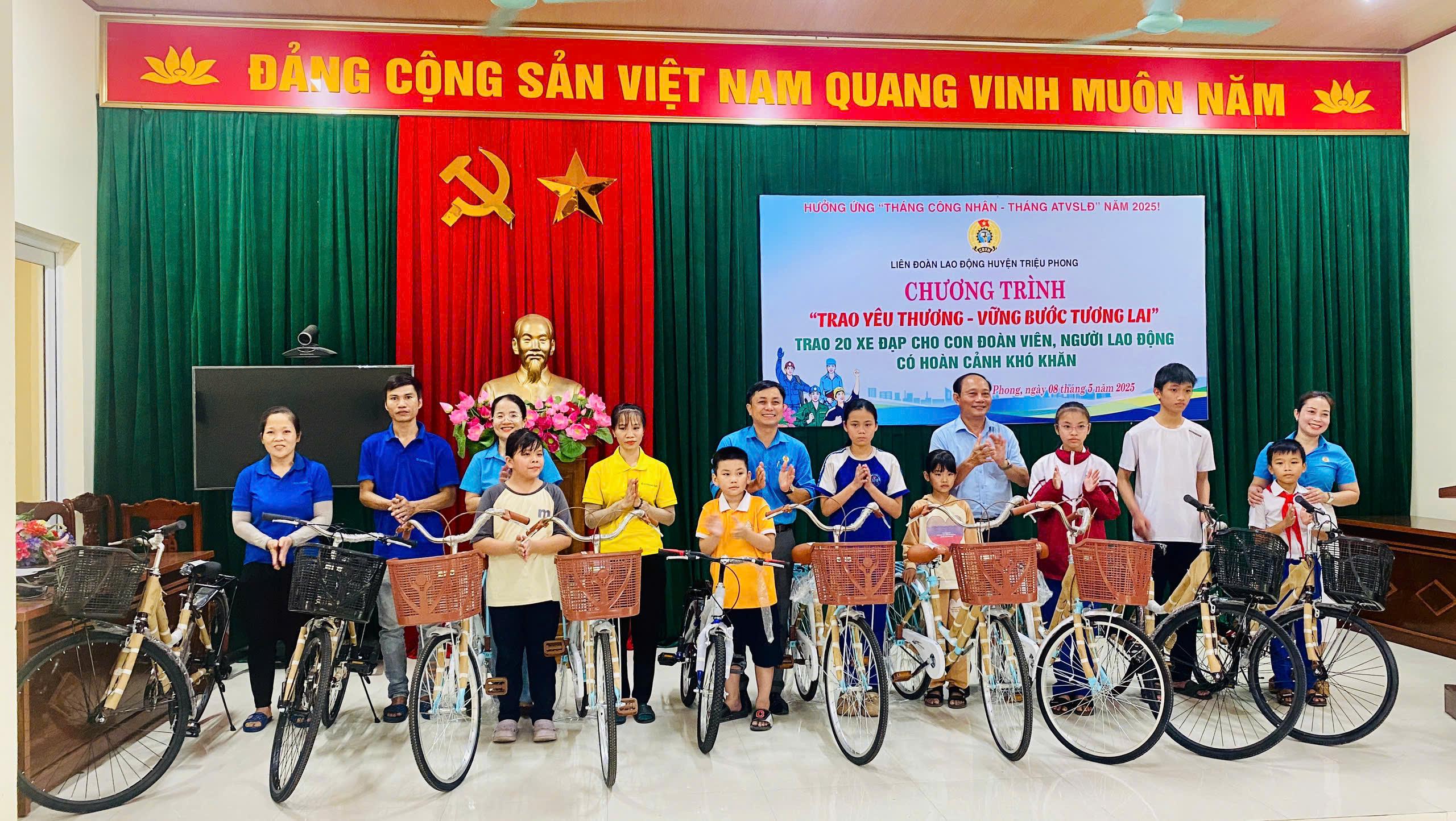 LĐLD huyện Triệu Phong trao 20 xe đạp cho con cán bộ, đoàn viên, người lao động có hoàn cảnh khó...