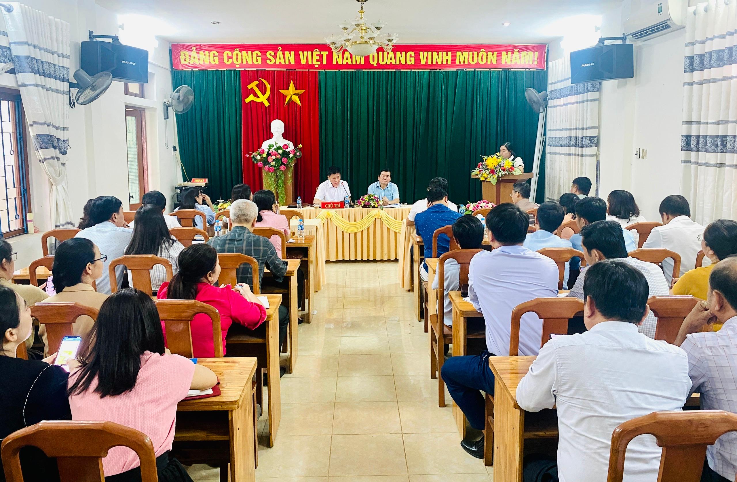 Sở Nội vụ làm việc với huyện Triệu Phong về công tác quản lý tài liệu lưu trữ trong quá trình sắp...