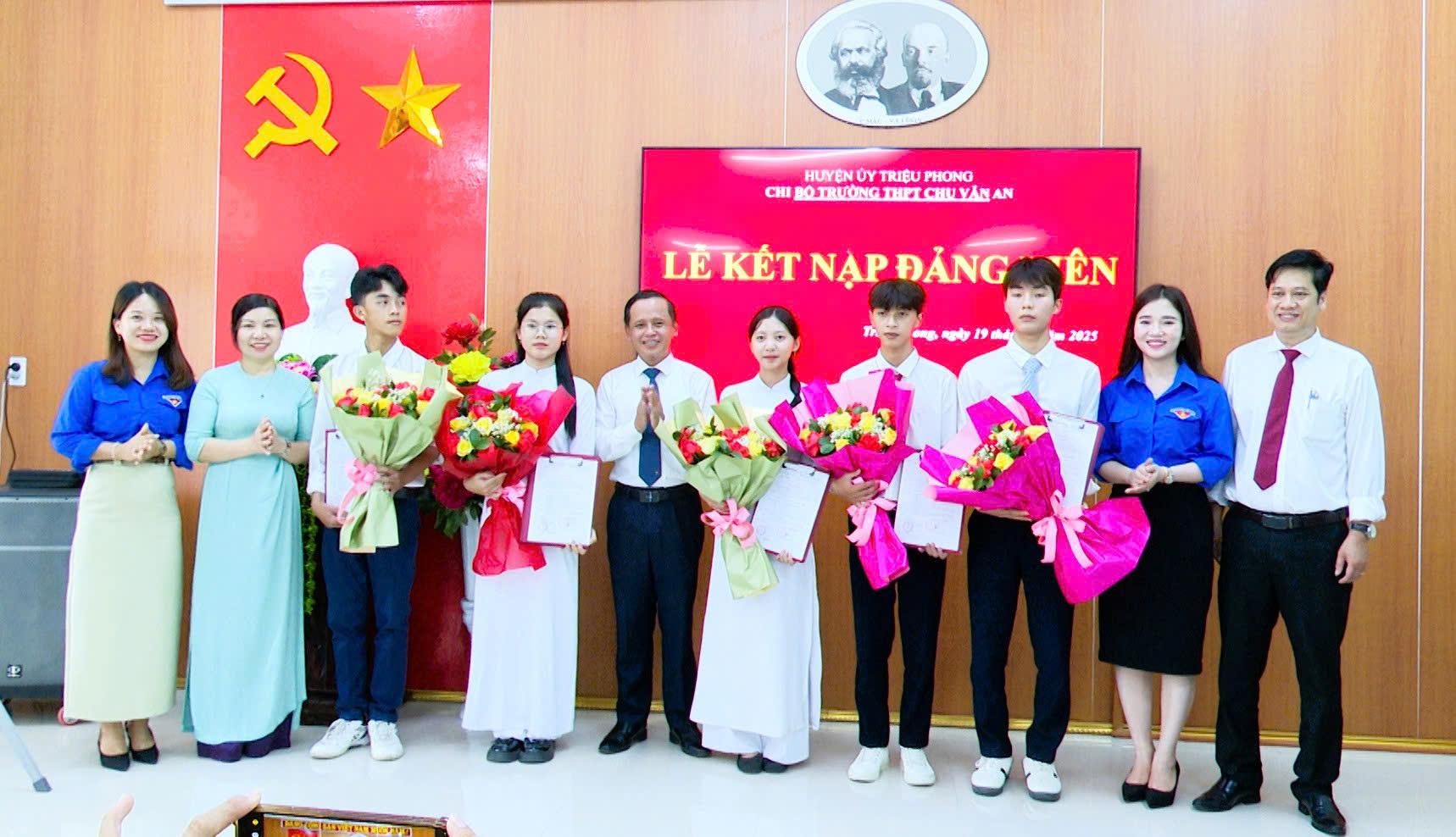 Chi bộ Trường THPT Chu Văn An kết nạp 5 đảng viên là học sinh