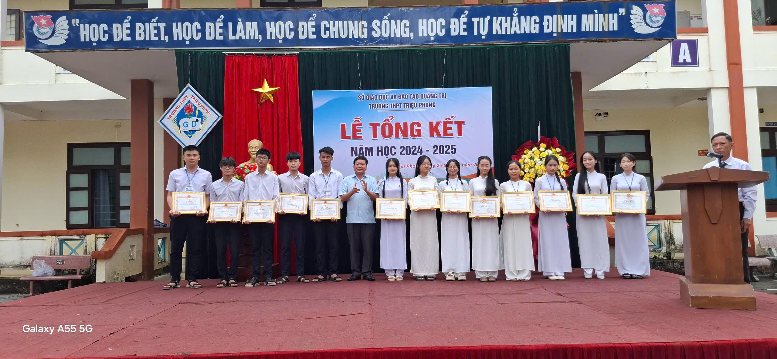 Trường THPT Triệu Phong tổng kết năm học 2024 - 2025