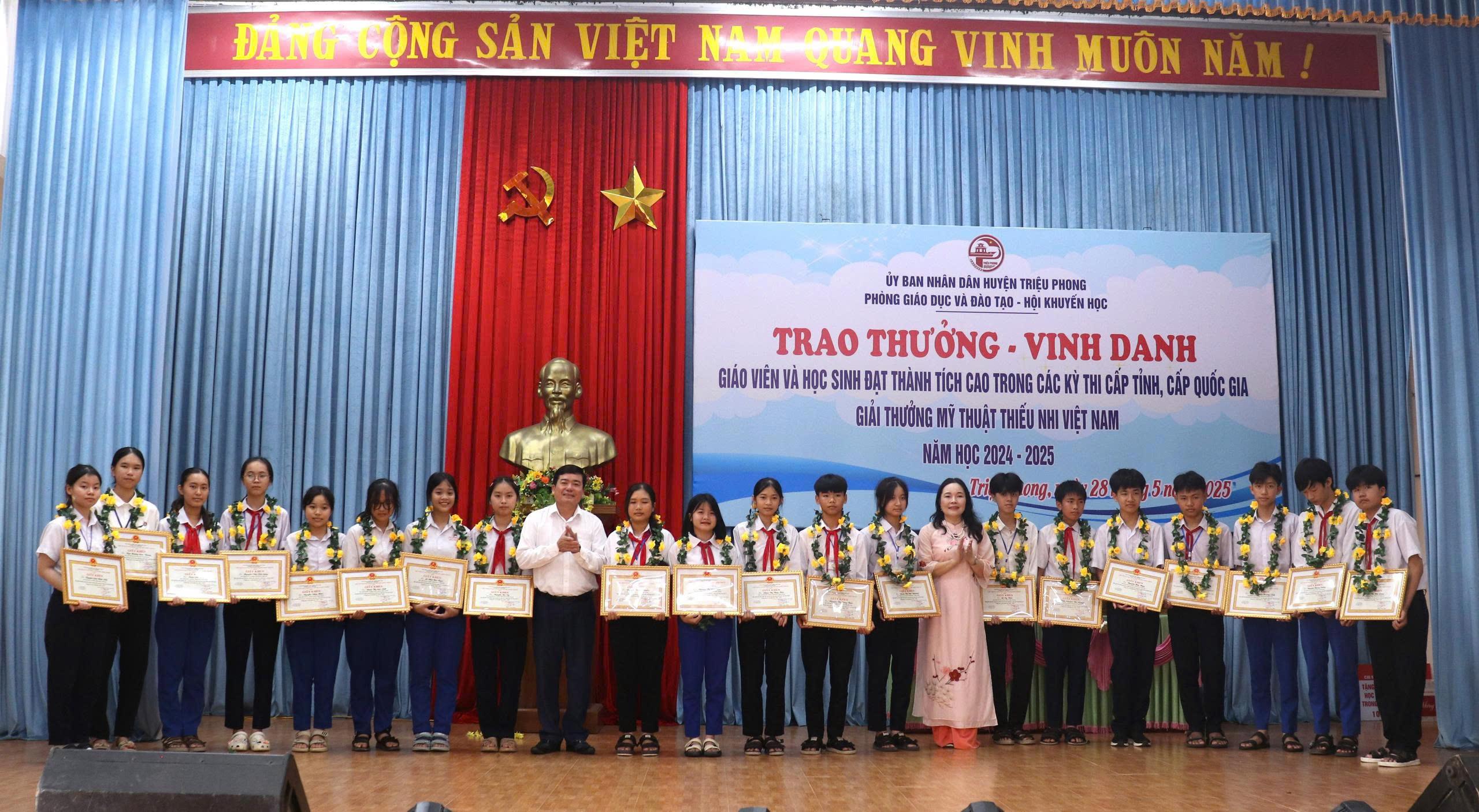 Trao thưởng vinh danh giáo viên, học sinh đạt thành tích cao trong các kỳ thi cấp Quốc gia, kỳ thi...