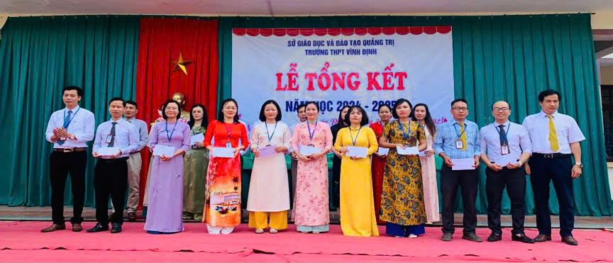 Trường THPT Vĩnh Định tổng kết năm học 2024 - 2025