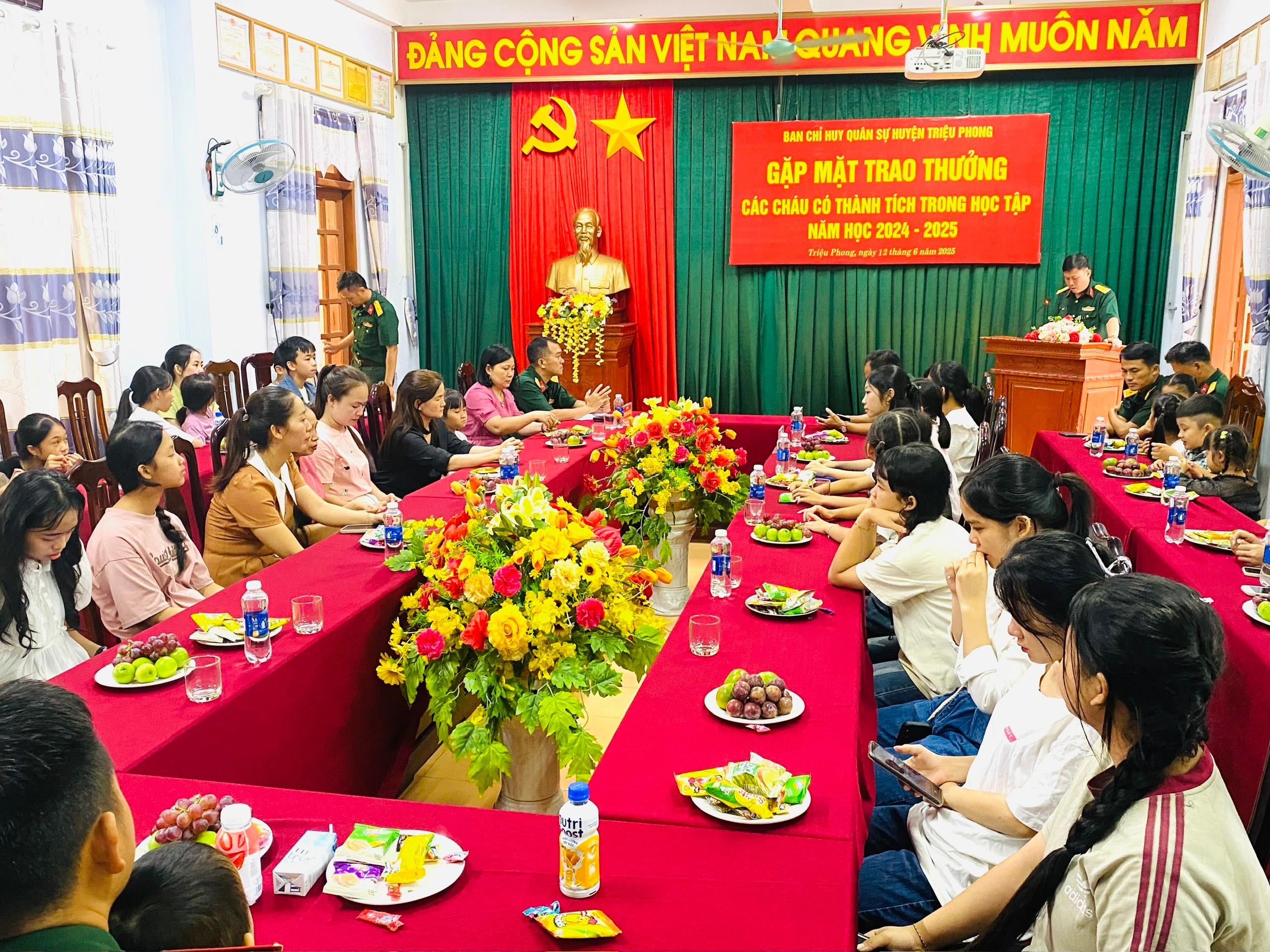 Quân sự trao thưởng các cháu là con của quân nhân đang công tác tại đơn vị
